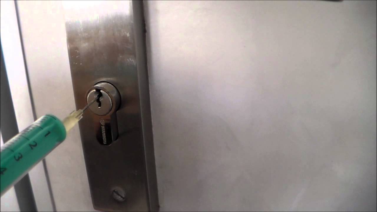 Comment percer une serrure de porte de garage