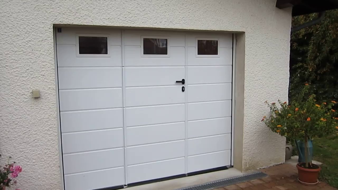 Porte de garage motorisée avec portillon intégré