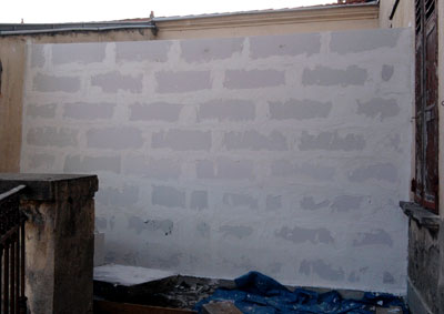 Fermer une porte de garage en parpaing
