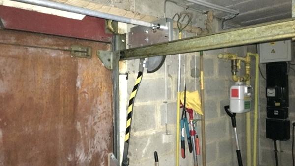 Moteur pour porte de garage basculante non debordante