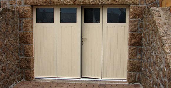 Porte de garage en bois pliante