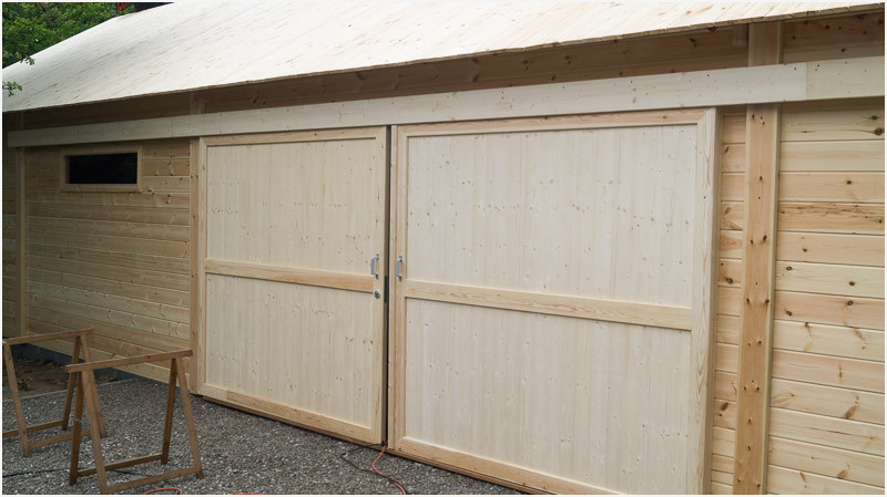 Porte coulissante de garage en bois
