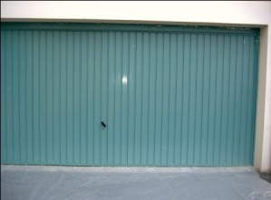 Repeindre une porte de garage en bois