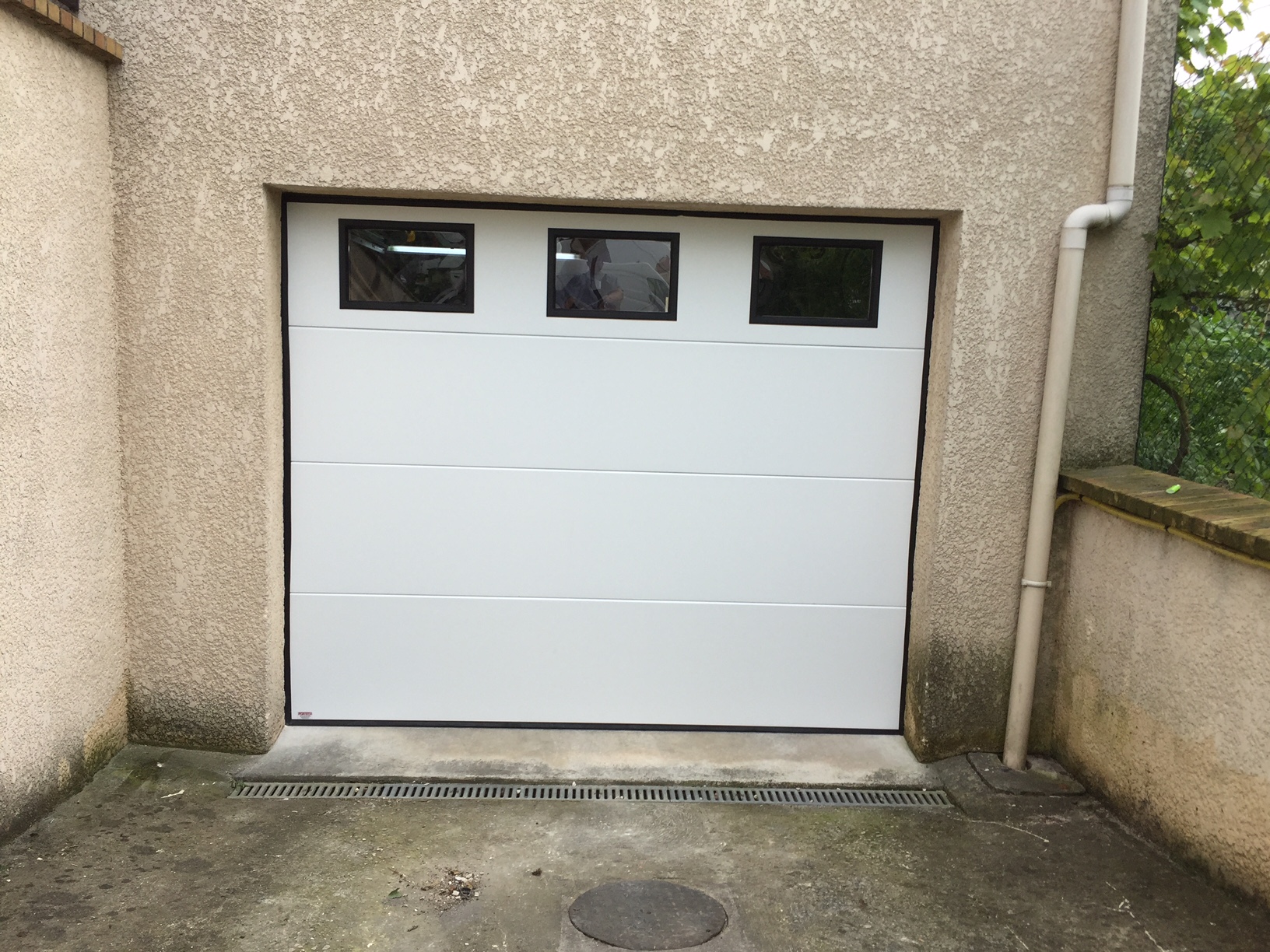 Porte de garage sectionnelle hublots