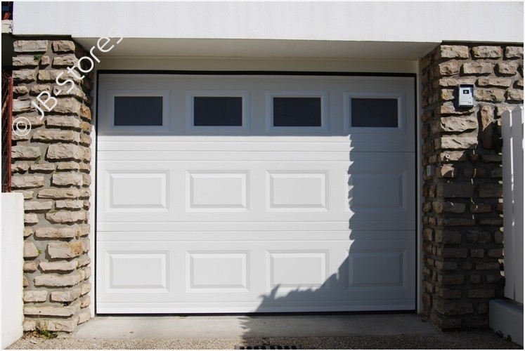 Porte de garage motorisée avec hublot