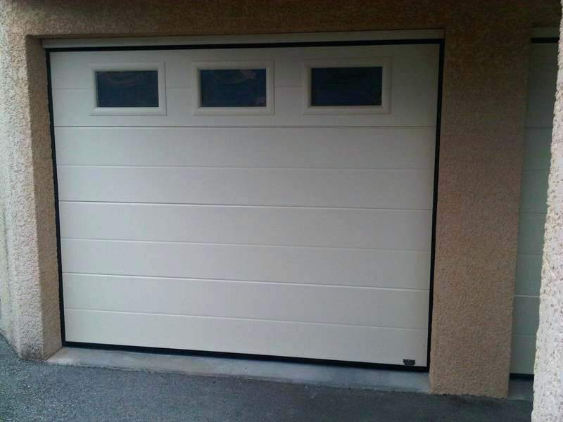 Porte de garage coulissante avec hublots