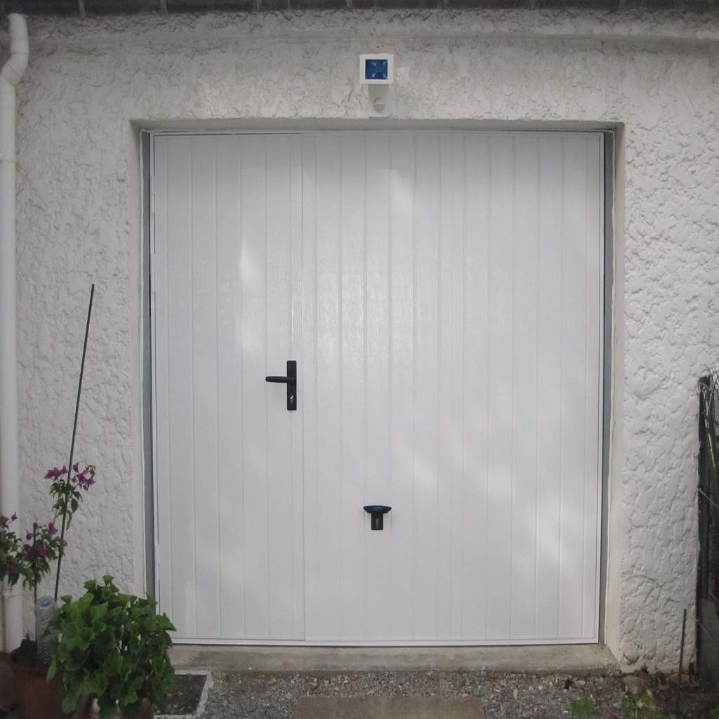 Porte de garage basculante avec portillon isolée