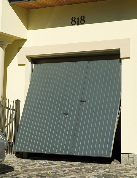Porte de garage basculante avec portillon intégré
