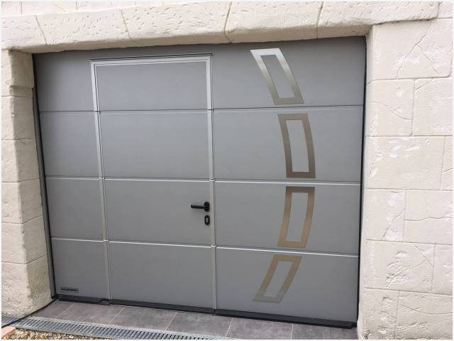 Porte de garage basculante avec lucarne