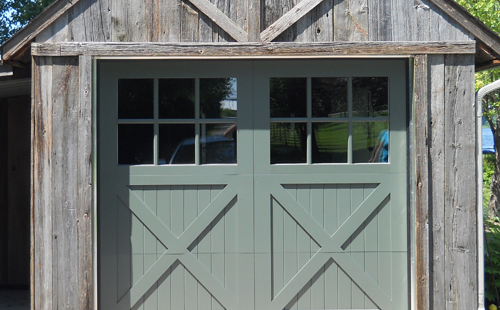 Grande porte de garage en bois