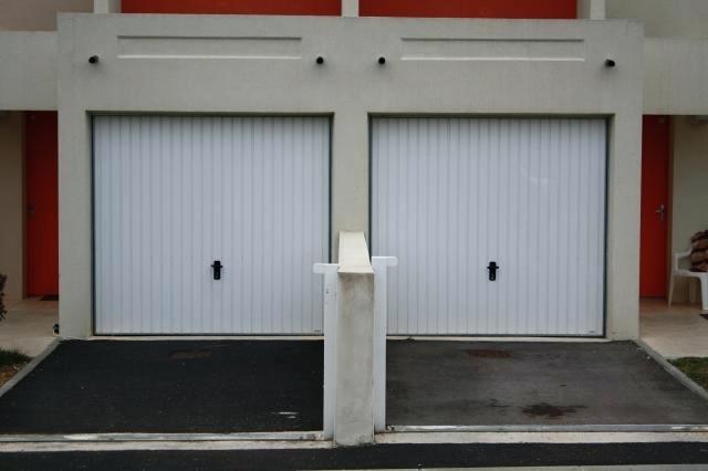Porte de garage coulissante et isolante