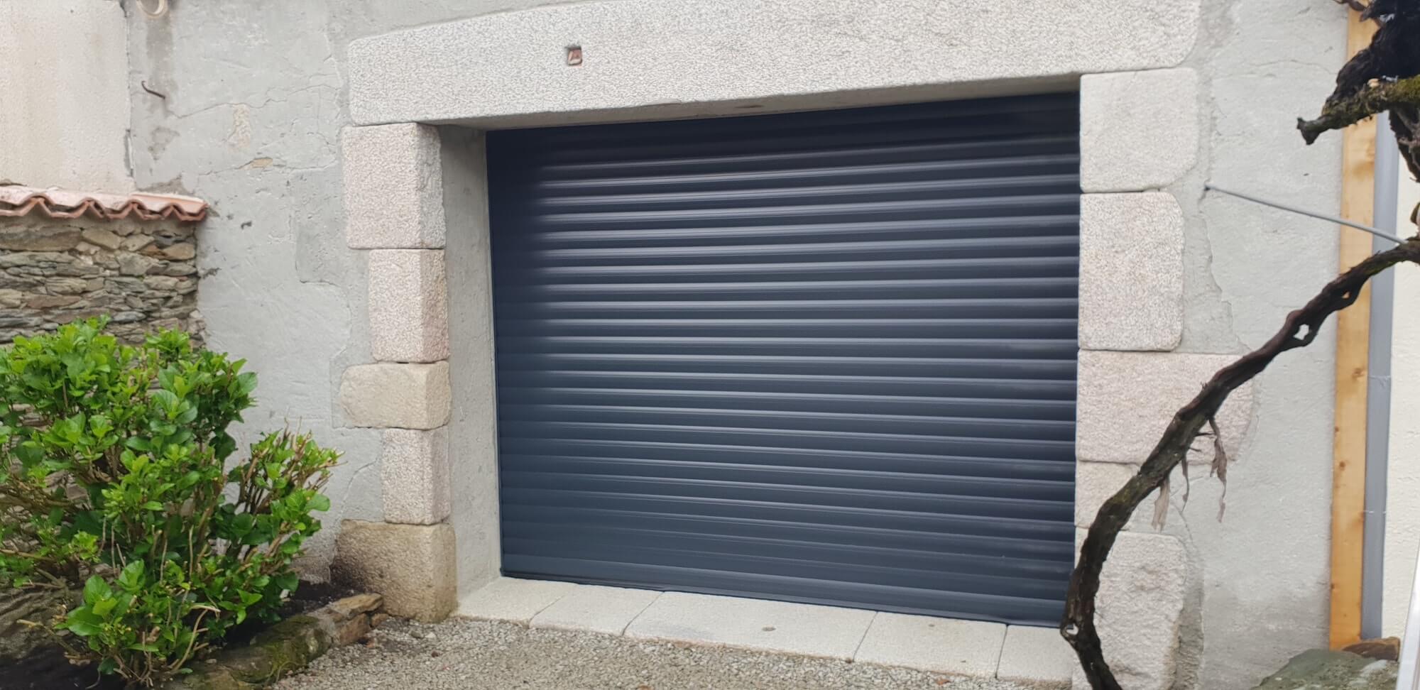 Porte de garage enroulable gris anthracite