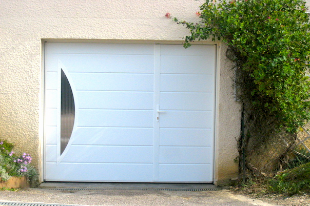 Porte de garage sectionnelle avec portillon motorisée