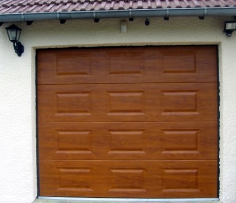 Porte de garage sectionnelle motorisée chene doré
