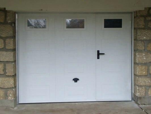 Porte de garage avec portillon et fenetre