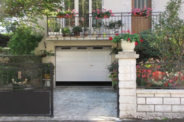 Porte de garage sectionnelle avec portillon gypass