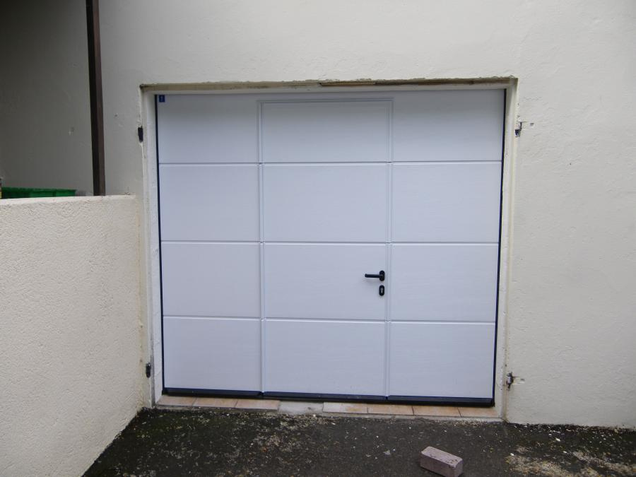 Porte de garage sectionnelle motorisée avec portillon hormann