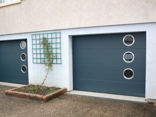 Porte de garage sectionnelle motorisée en acier h. 200 cm l. 300 cm plaxé bois