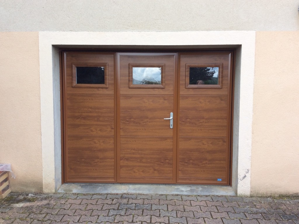 Porte de garage sectionnelle en bois avec portillon