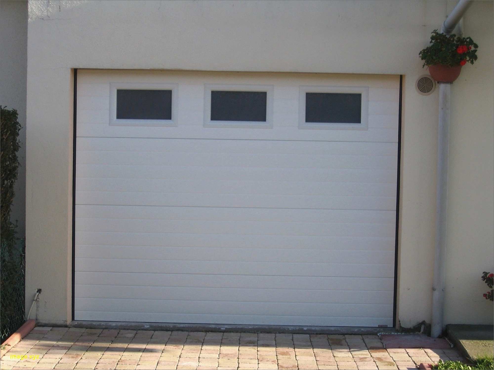 Porte de garage avec chatière