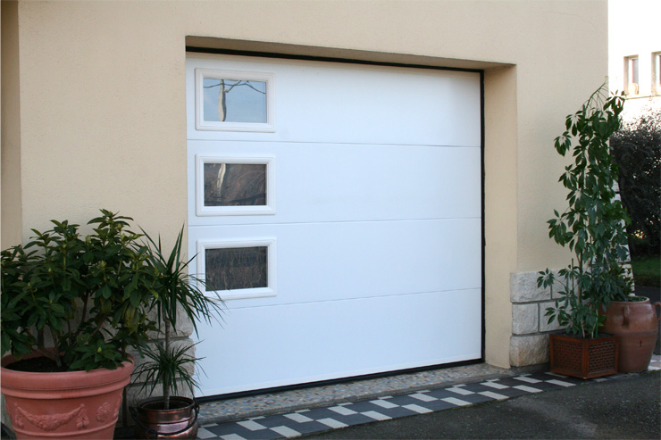 Porte de garage blanche avec porte