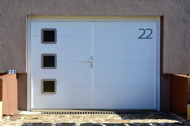 Porte de garage basculante avec portillon tubauto