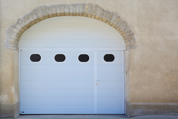 Porte de garage basculante portillon hublots