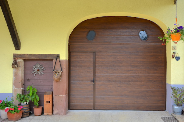 Porte de garage basculante en bois sur mesure