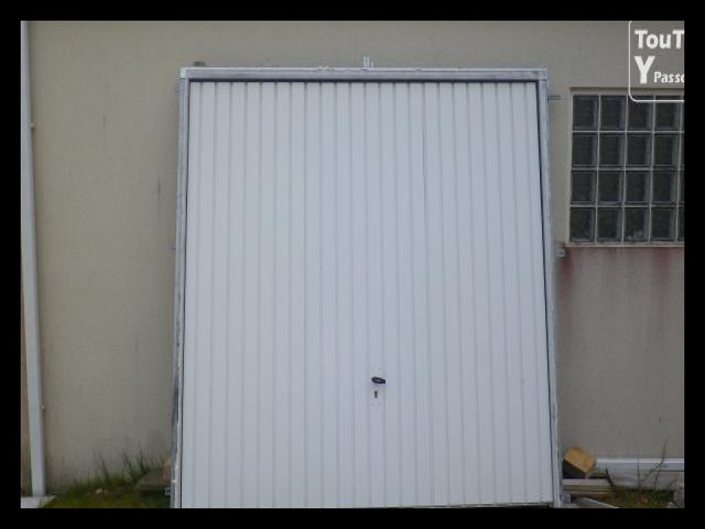 Porte de garage basculante avec petite porte