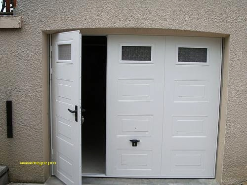 Porte de garage isolée basculante avec portillon