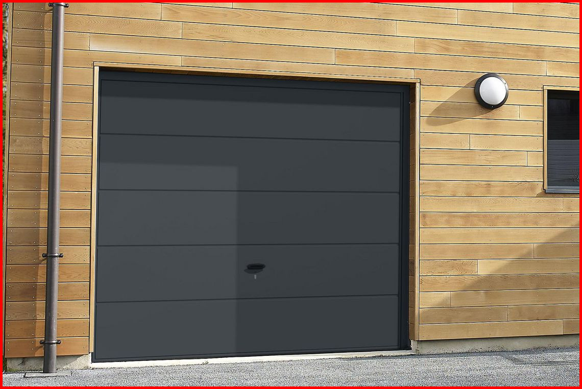 Montage porte de garage sectionnelle avec portillon
