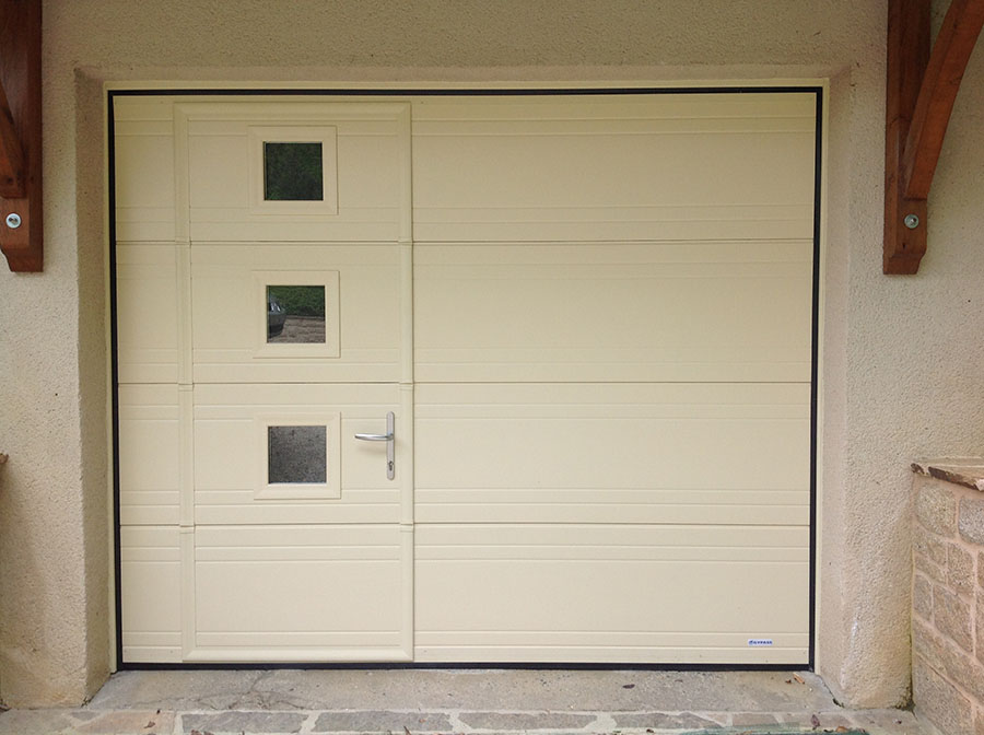 Porte de garage motorisé avec portillon