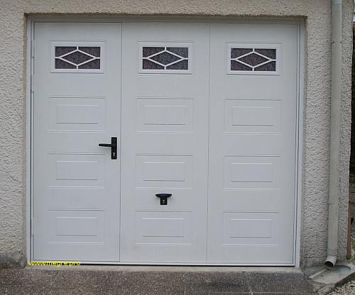 Porte de garage sectionnelle avec portillon et hublot