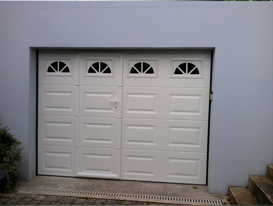 Pose porte de garage sectionnelle avec portillon