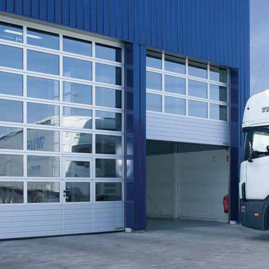 Porte de garage industrielle sectionnelle
