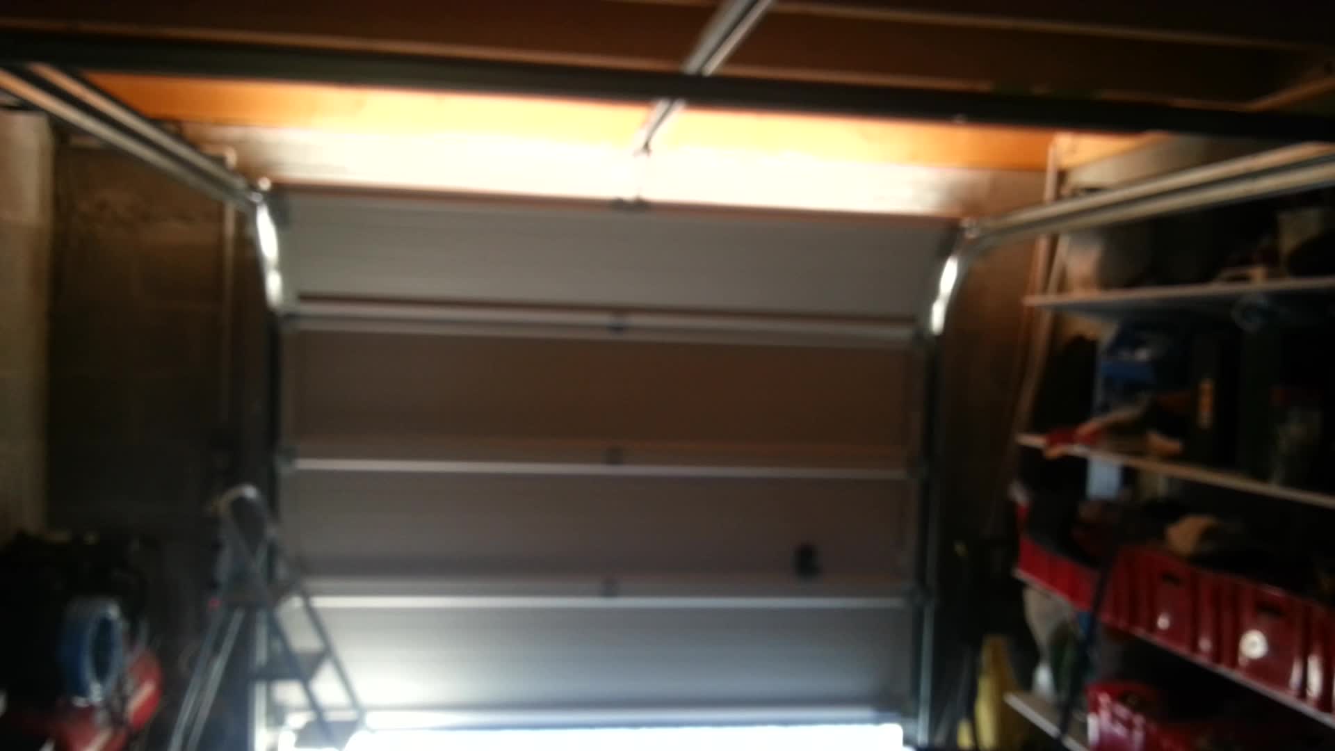 Porte de garage sectionnelle grince