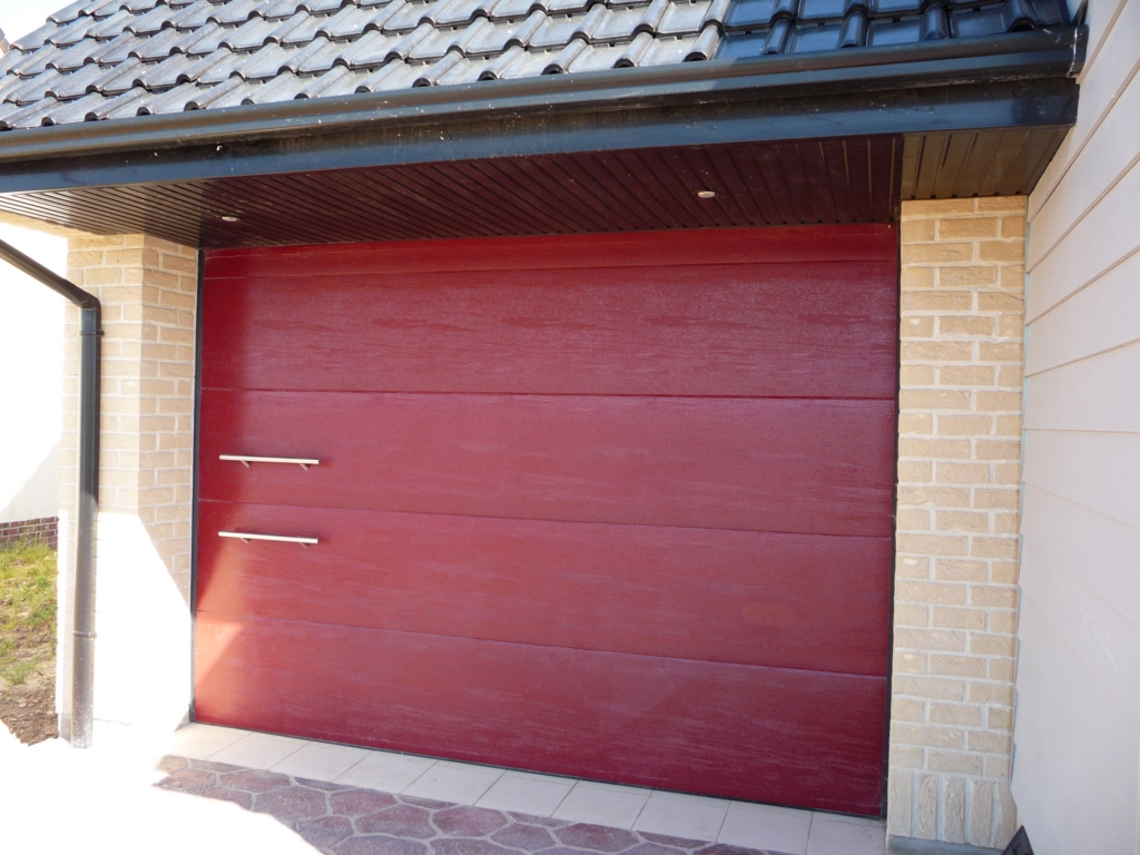 Porte de garage rouge