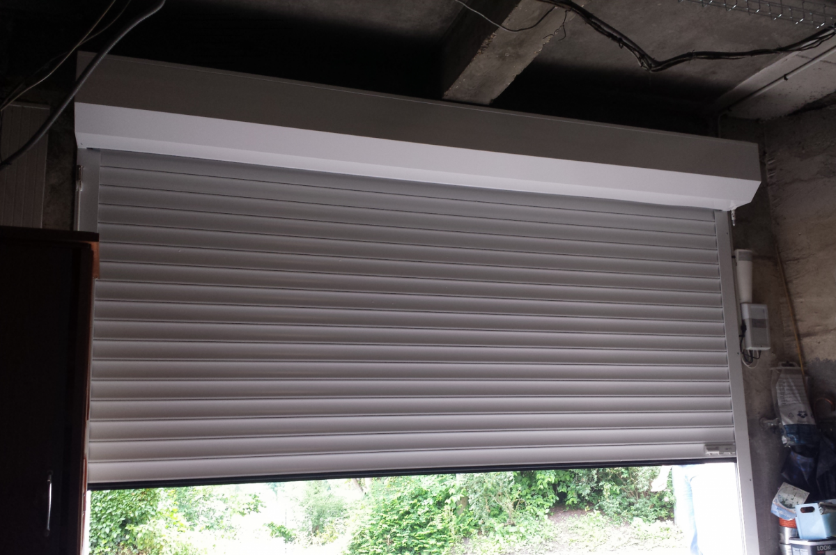 Porte de garage pliante isolée
