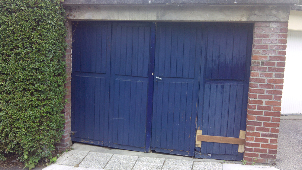 Pose d'une porte de garage en bois