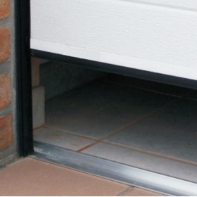 Seuil de porte de garage coulissante