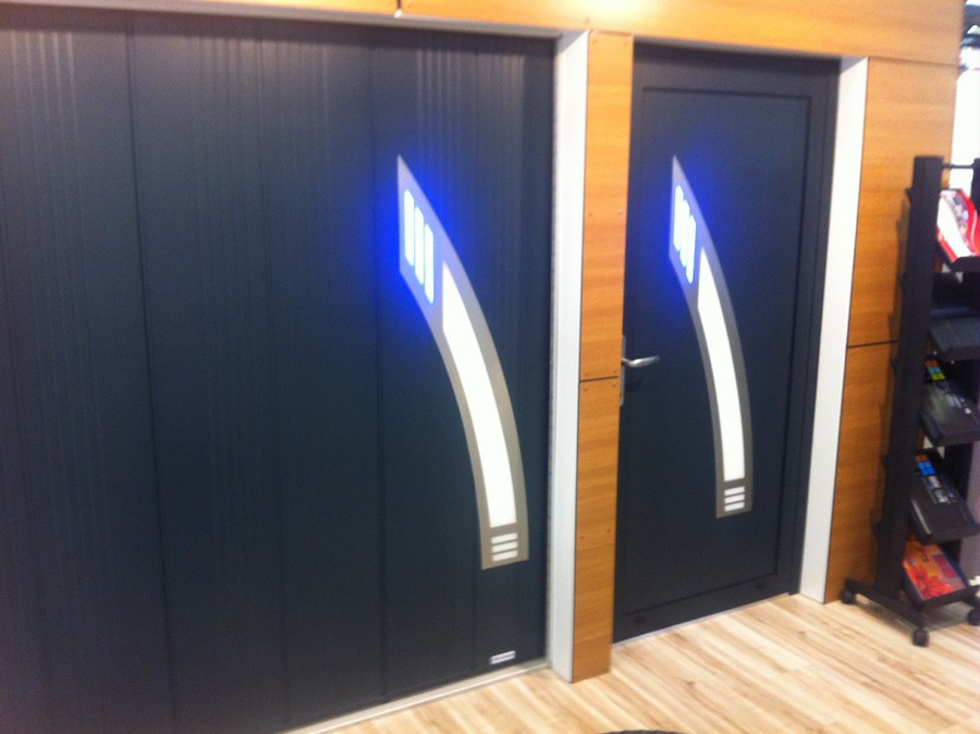 Ensemble porte d'entrée et porte de garage