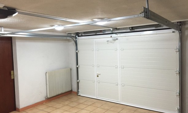 Porte de garage sectionnelle avec portillon neo10