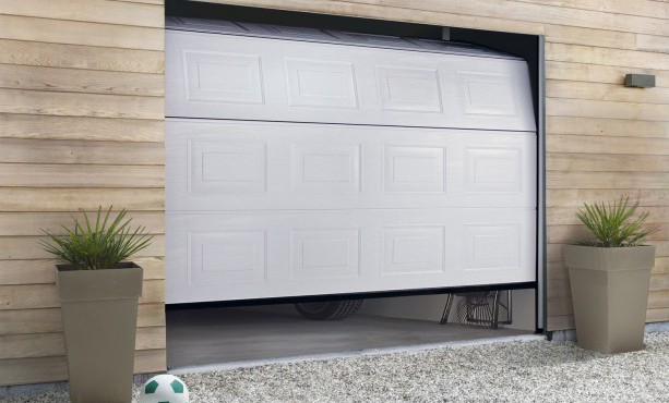 Porte de garage qui remonte toute seule